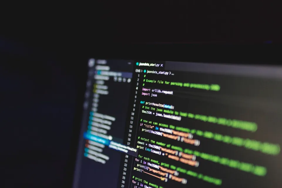 Programmcode auf einem Monitor, Symbolbild für die Analyse von Anwendungen